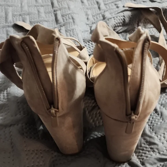 NWT Faux Suede Taupe Laceup Platform heels Torrid Sz 9.5 - Picture 3 of 8
